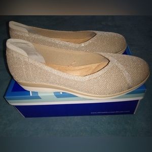 White Mountain Selena mini wedge with cushioned sole